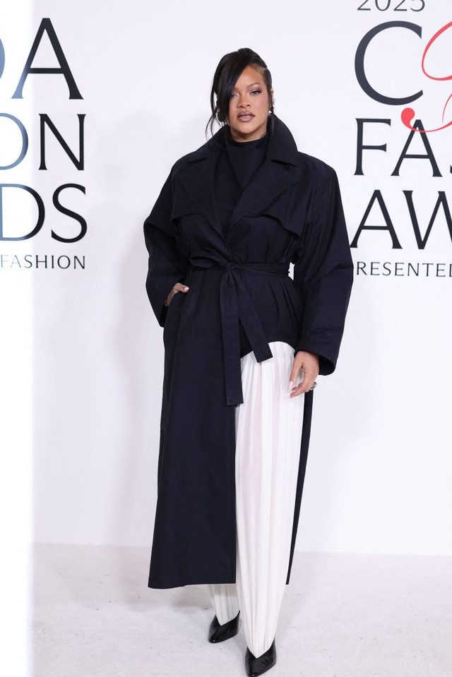 Ріанна вперше після пологів вийшла у світ – і блиснула поруч із A$AP Rocky на церемонії - фото 573969