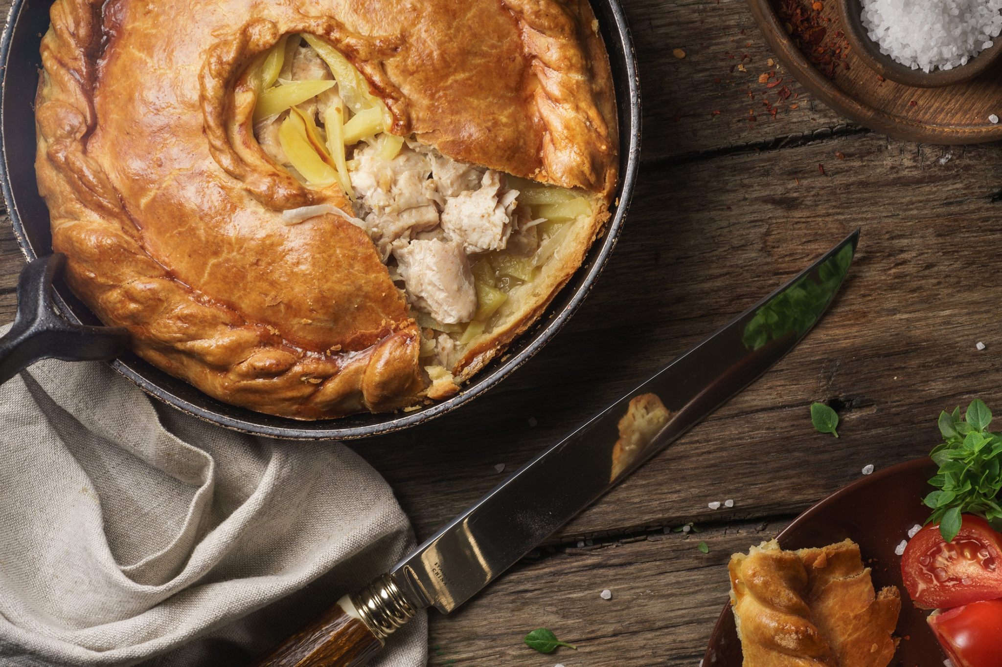 Ситний заливний пиріг із куркою: готується швидше, ніж зникне зі столу