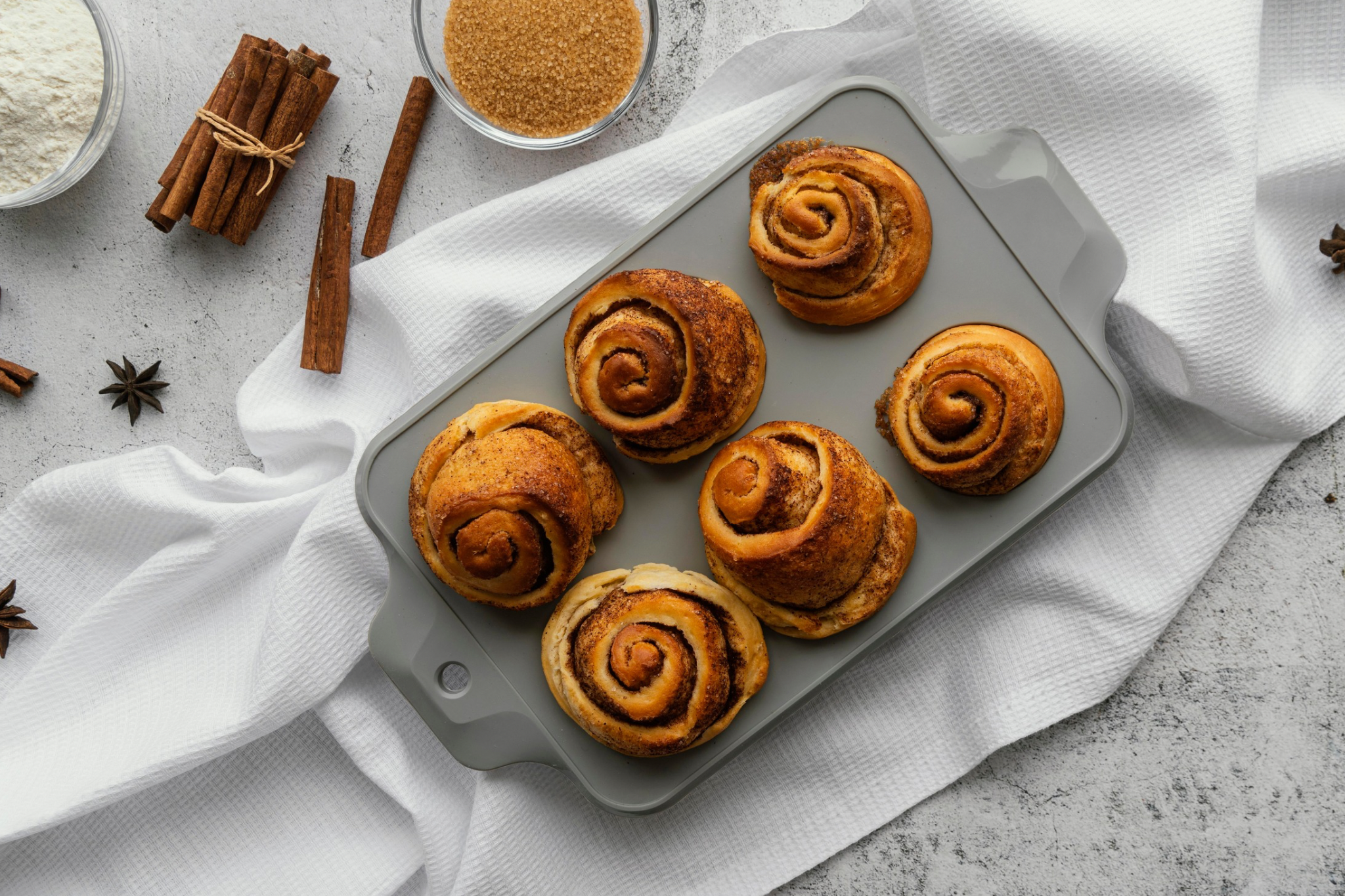 Булочки, що пахнуть любов’ю: домашній рецепт із кардамоном і корицею
