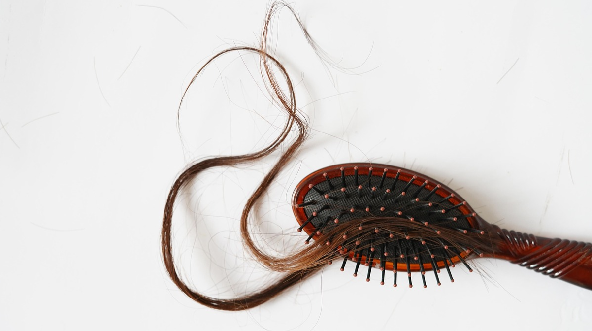 Зачіска, яка нищить волосся: мільйони жінок щодня роблять цю помилку