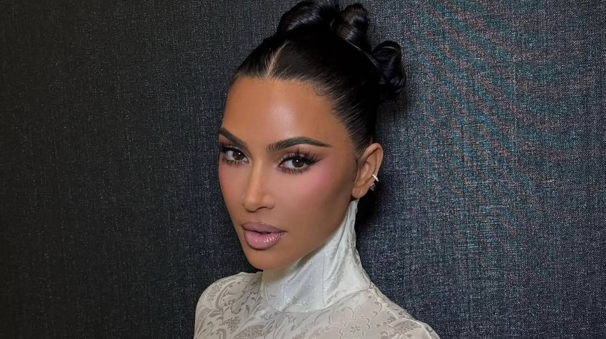Убралася "дівчиною Бонда": Кім Кардаш’ян підкорила вечірку мами яскравим образом з фільму