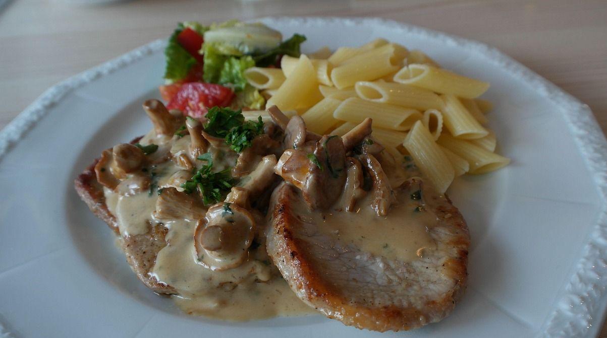 Як приготувати ніжні опеньки в сметані: страва, яка стане улюбленою