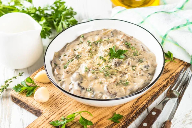 Як приготувати ніжні опеньки в сметані: страва, яка стане улюбленою - фото 574183