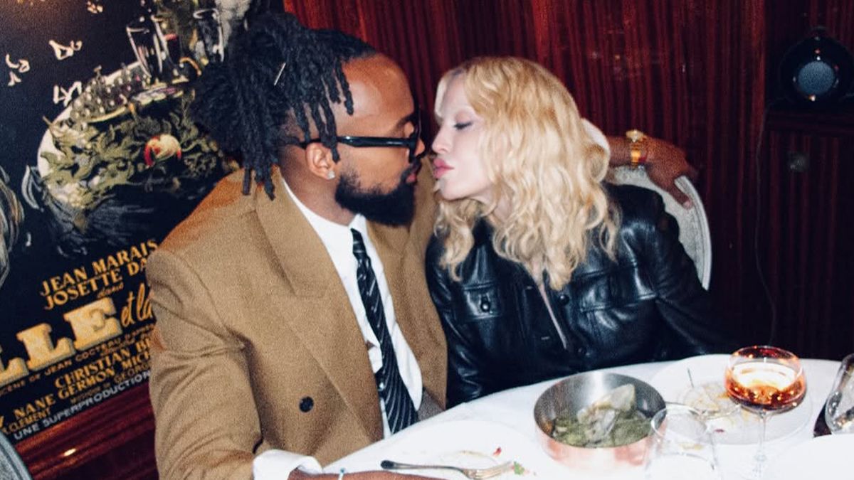 Мадонна красномовно відповіла на чутки про заручини з молодим чоловіком: відео