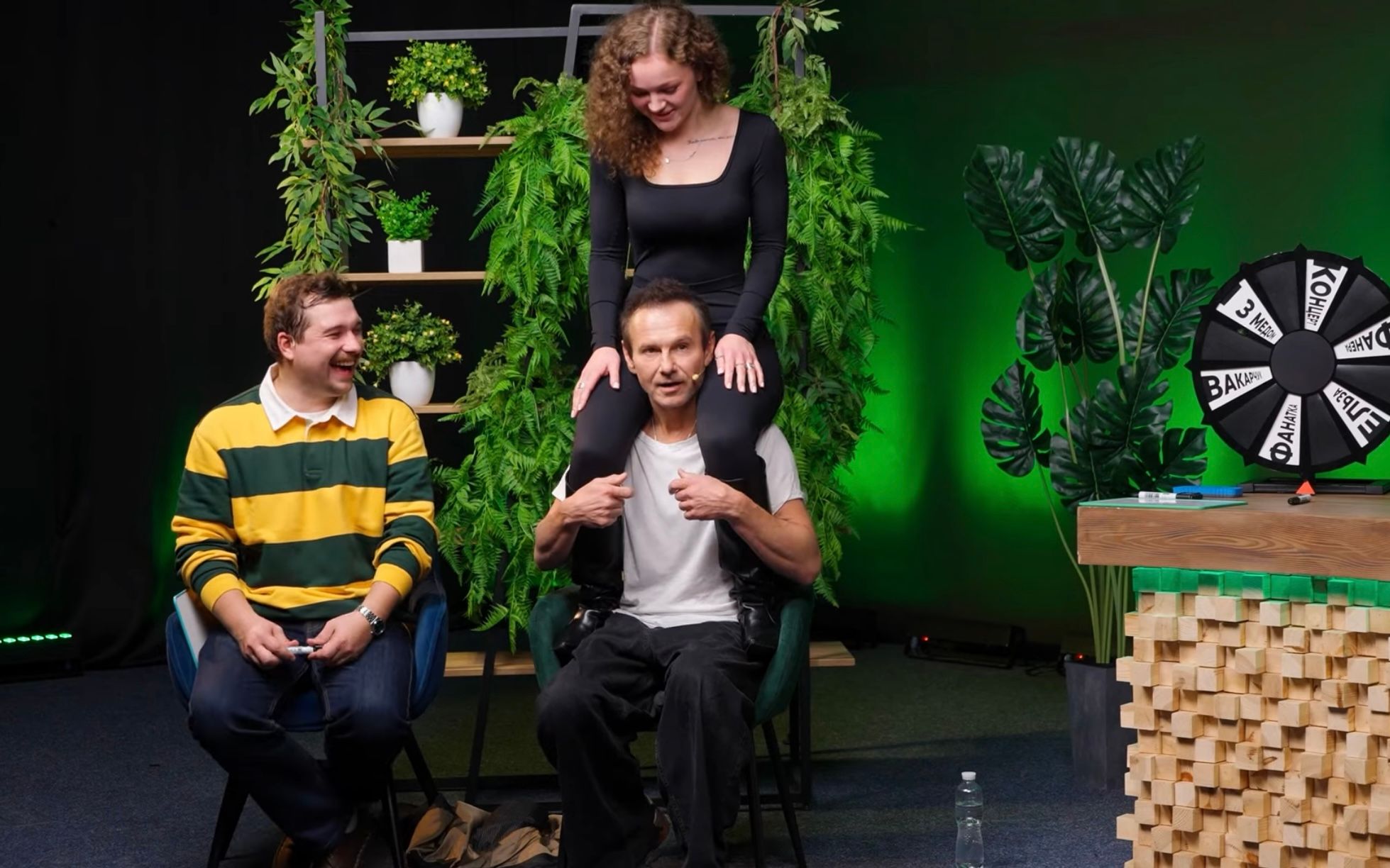 На плечах у легенди: фанатка піднялася на плечі Вакарчука прямо на знімальному майданчику