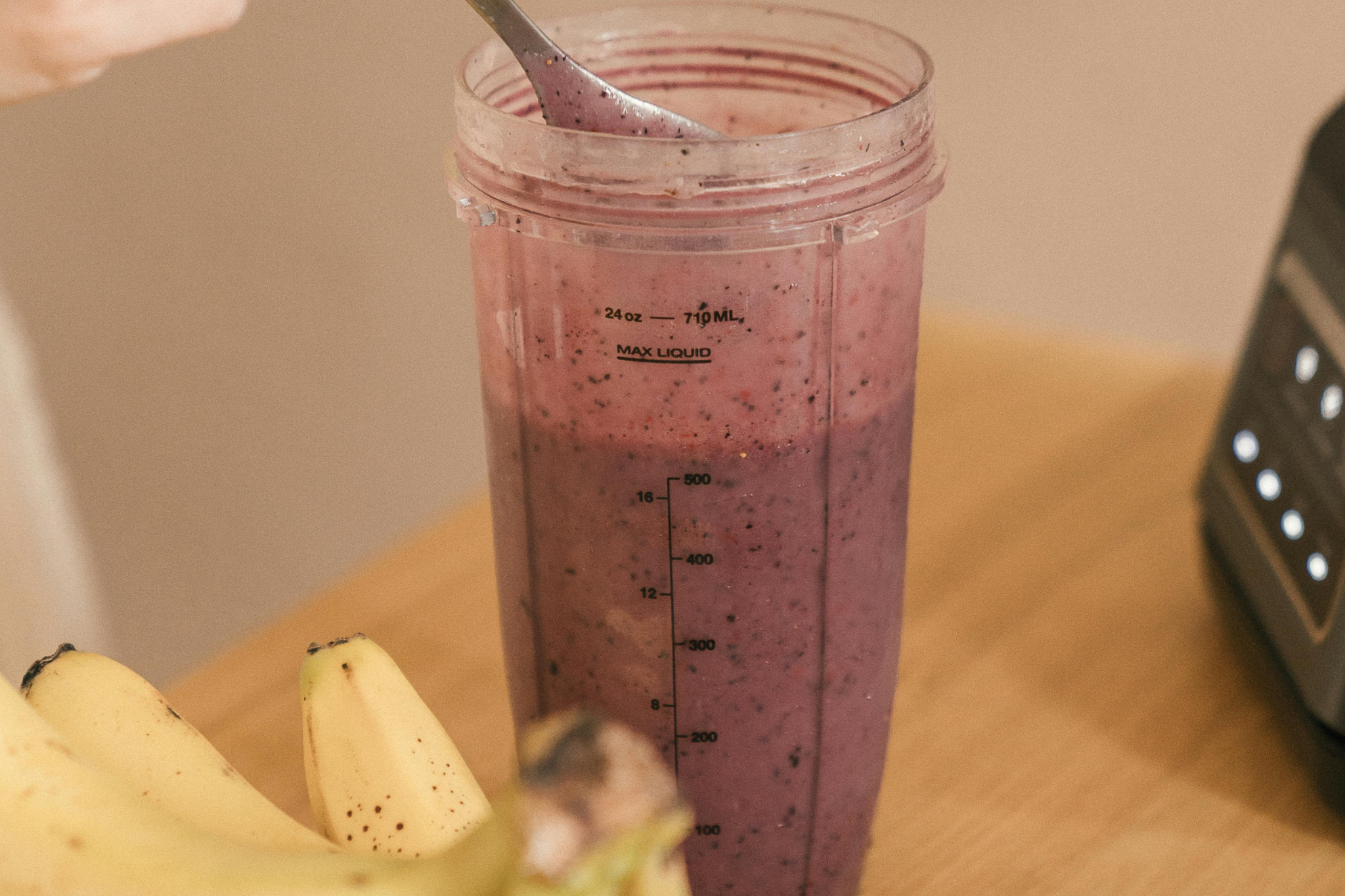 Молочний смузі з бананом та малиною: простий рецепт для соковитого настрою