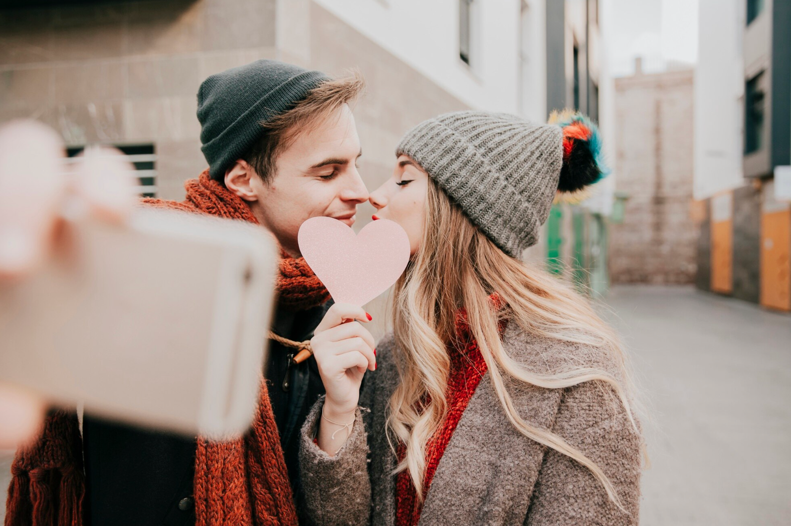 Два знаки Зодіаку, які швидко закохуються: нинішні партнери як на вулкані