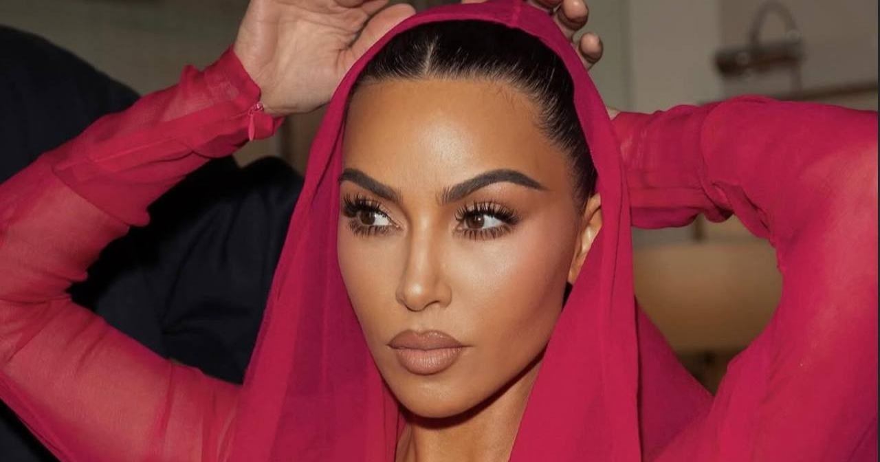 Кім Кардаш’ян вразила фігурою у спокусливій напівпрозорій сукні з відкритою спиною