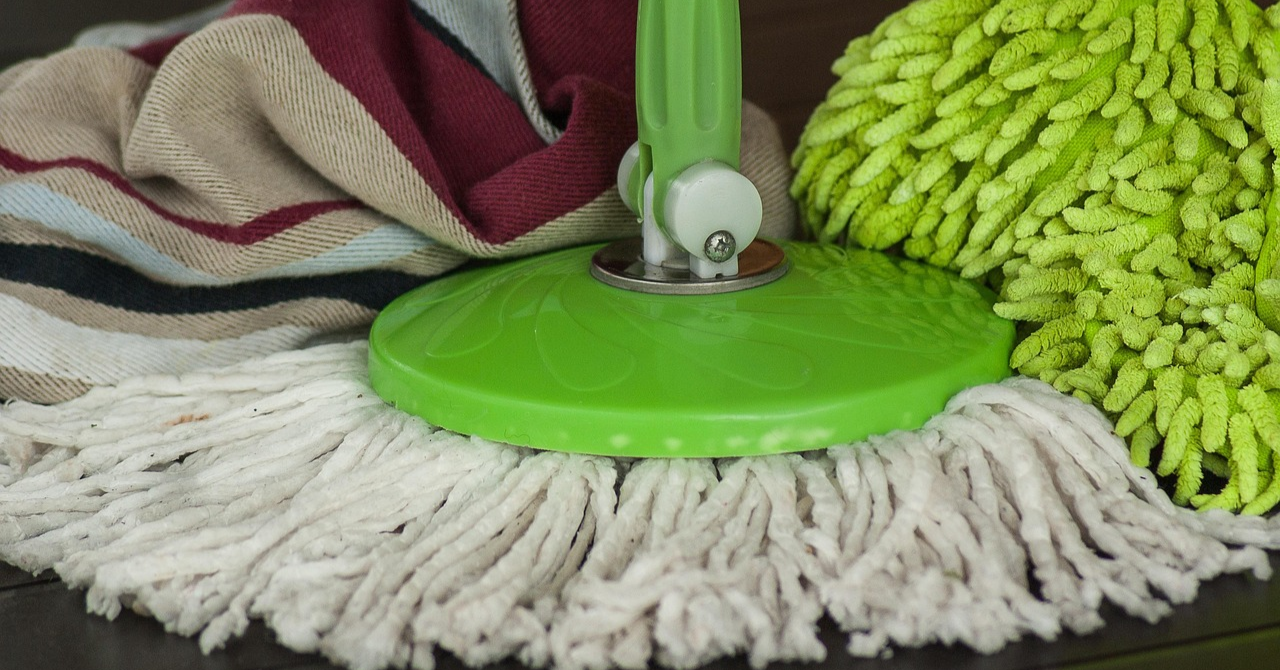 Як швидко відмити дерев’яну підлогу без хімії: простий засіб, який вже є у вашій кухні