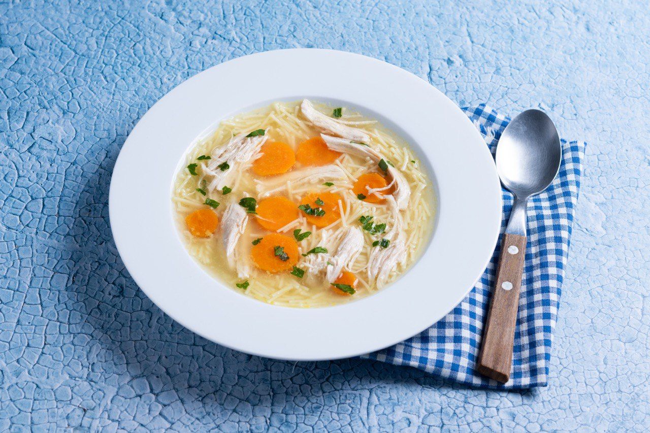 Домашній бульйон з локшиною: швидко, смачно й без зайвих клопотів