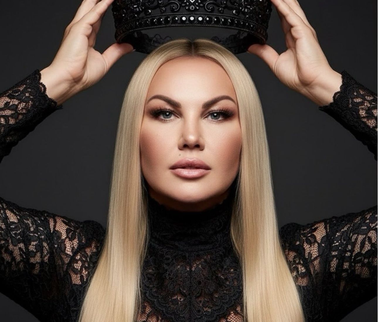 Камалія показала свій маєток – де курочки поруч із люстрами на півстелі