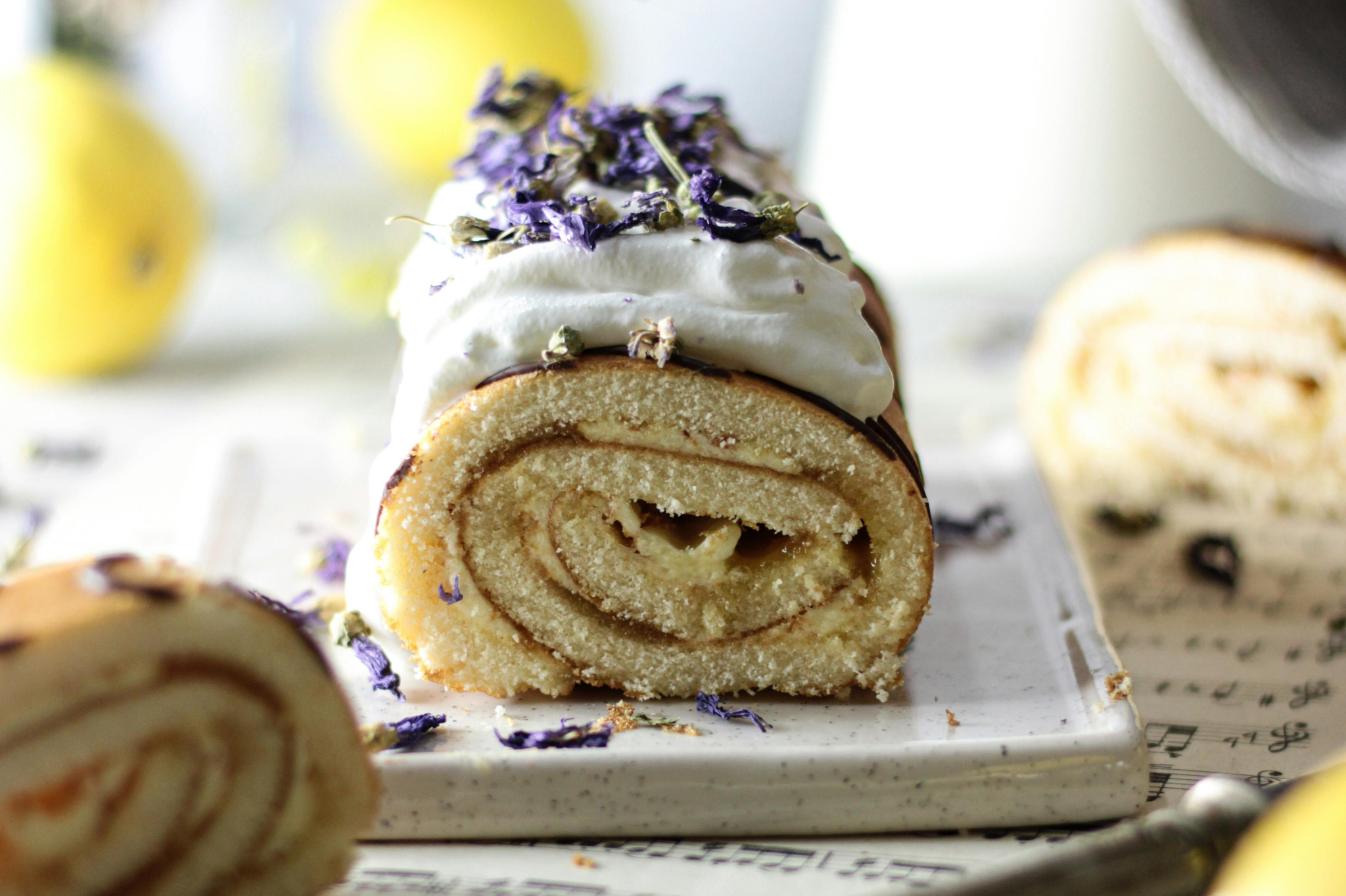 Швидкий рулет із кремом і вишнями – десерт, який готується за лічені хвилини
