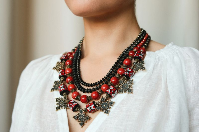 Святвечір без помилок: у що вдягнутися 24 грудня, щоб притягнути добро в дім - фото 575378