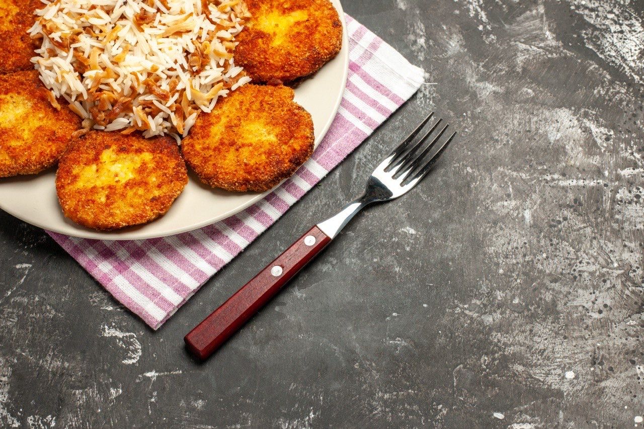 Соковиті курячі котлети з сирною начинкою: простий рецепт, який завжди вдається