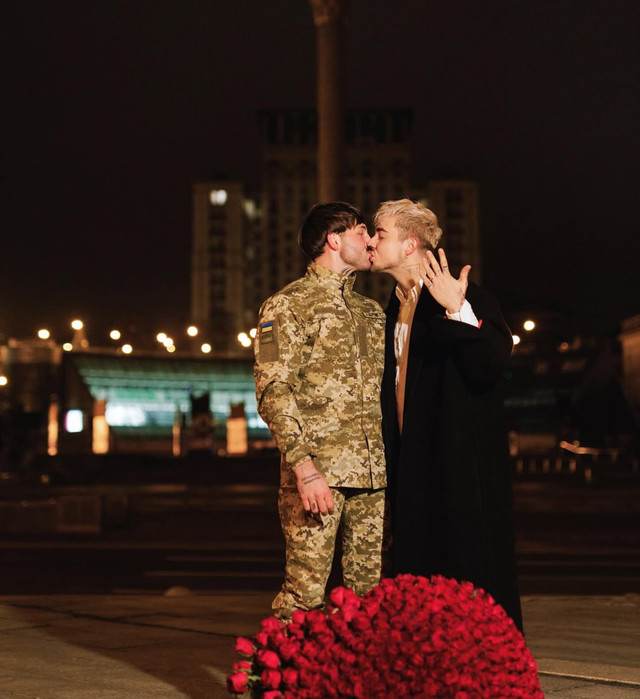 На головній площі країни: Melovin сказав 'так' парамедику ЗСУ - фото 575686