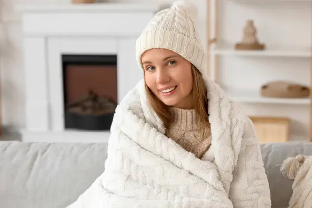 Як швидко зігрітися: прості дії, які реально працюють у холодній квартирі - фото 575706