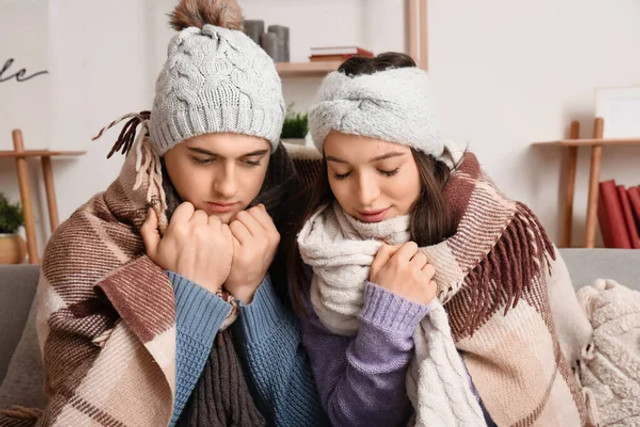 Блекаути повертаються: прості способи заснути, коли вдома холодно - фото 575713