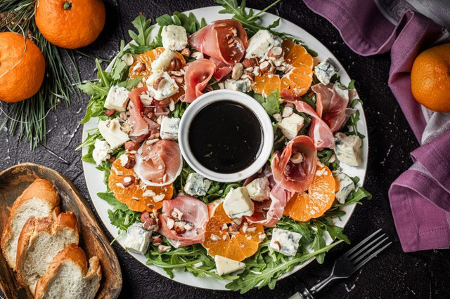 Різдвяні салати, які створять атмосферу свята: перевірені рецепти до святкового столу - фото 576034