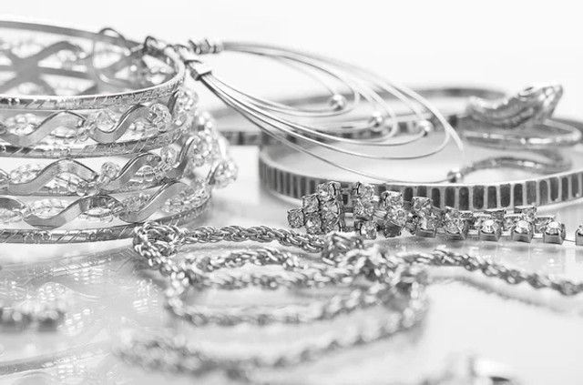 Прикраси на Новий рік 2026: що притягне удачу, а що краще сховати в шкатулку - фото 576279