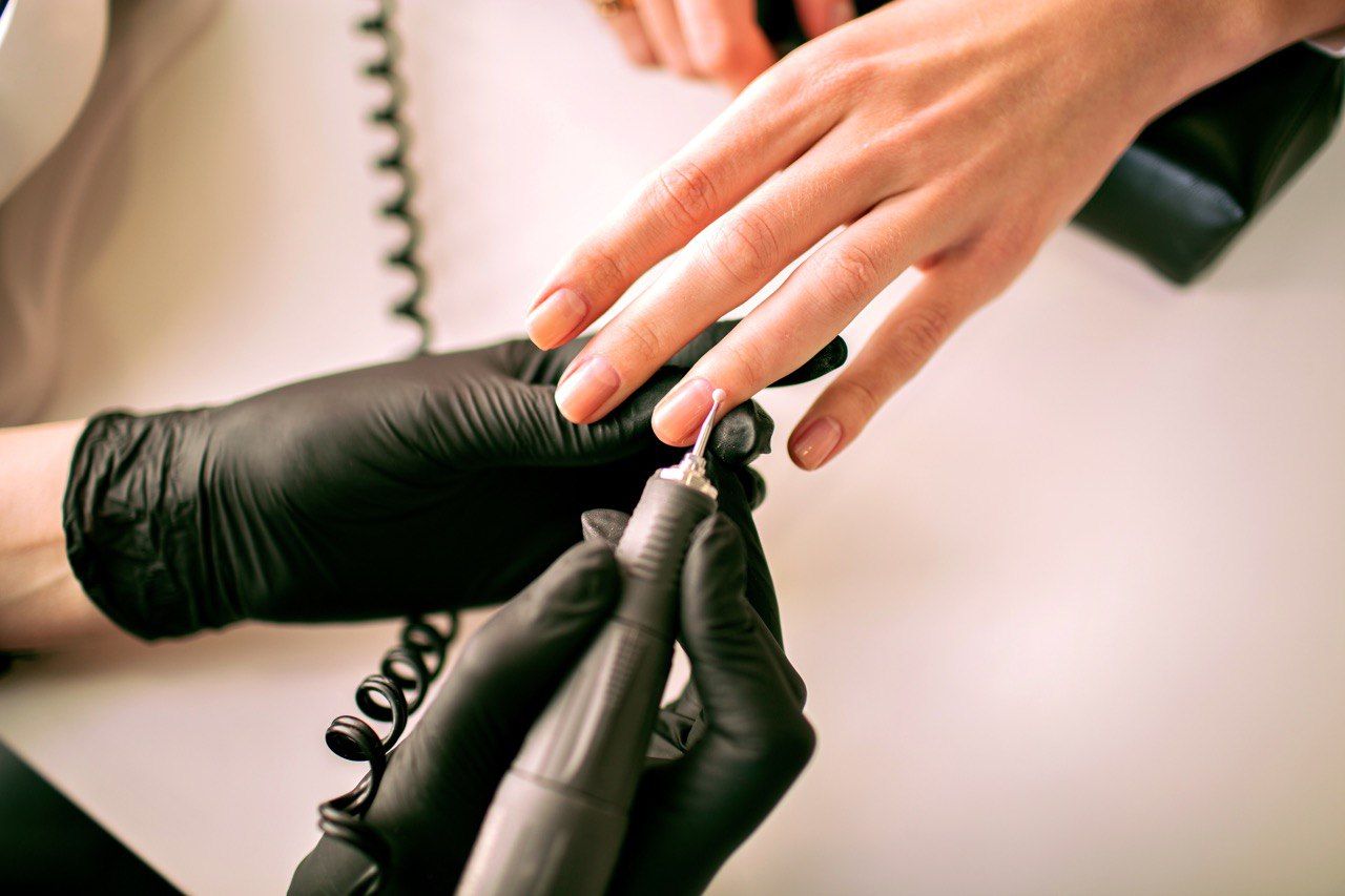 Манікюр на Новий рік 2025: ідеї для тих, хто не любить блискіток