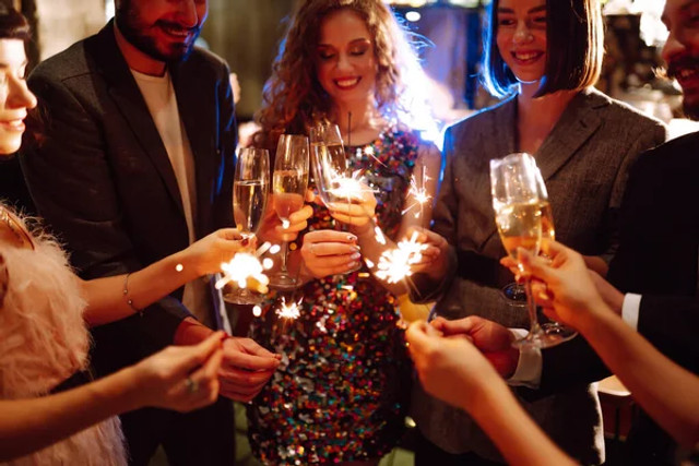 Як поводитися на новорічному корпоративі: прості правила для комфортного вечора - фото 576405