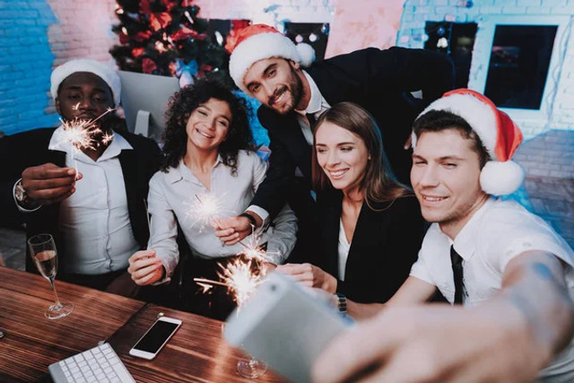 Як поводитися на новорічному корпоративі: прості правила для комфортного вечора - фото 576407