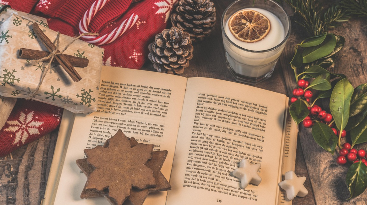 Теплі сторінки зимових історій: які новорічні книги варто прочитати у святкові вечори