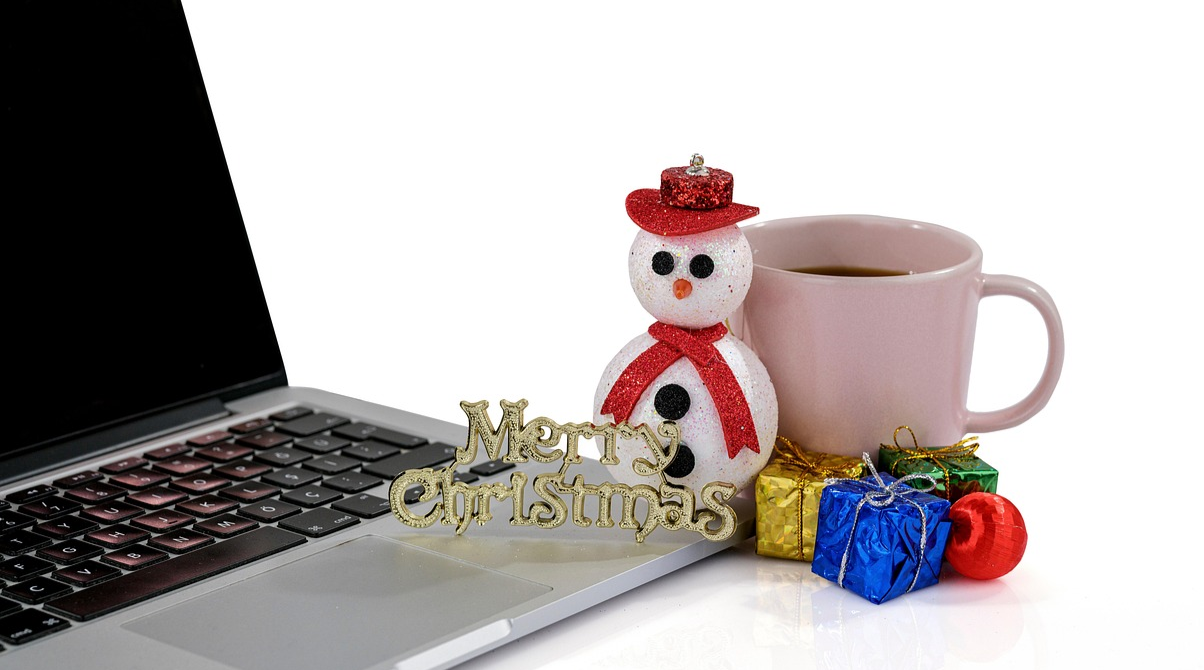 Новорічний декор офісу: як прикрасити робочий простір до Нового року