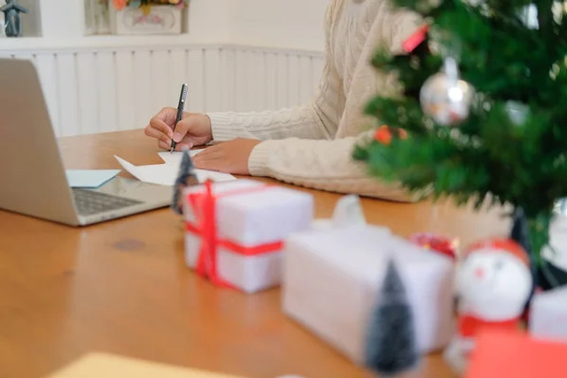 Новорічний декор офісу: як прикрасити робочий простір до Нового року - фото 576427