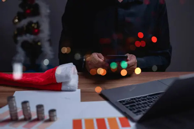 Новорічний декор офісу: як прикрасити робочий простір до Нового року - фото 576428