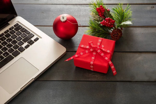 Новорічний декор офісу: як прикрасити робочий простір до Нового року - фото 576431