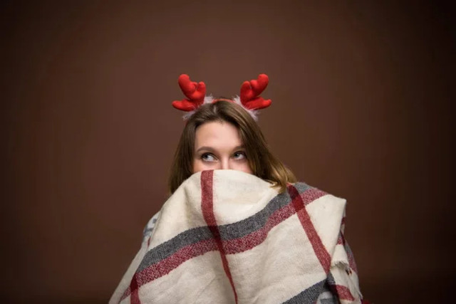 Як прикрасити будинок до Нового року без ялинки: стильні ідеї для затишних свят - фото 576442