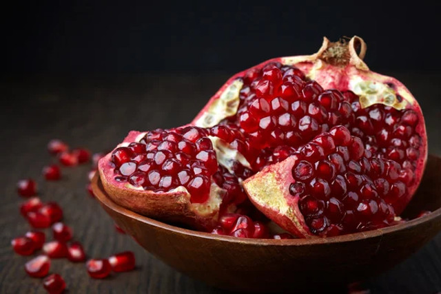 Журавлина чи гранат: що насправді корисніше і який фрукт варто додати у раціон взимку - фото 576552