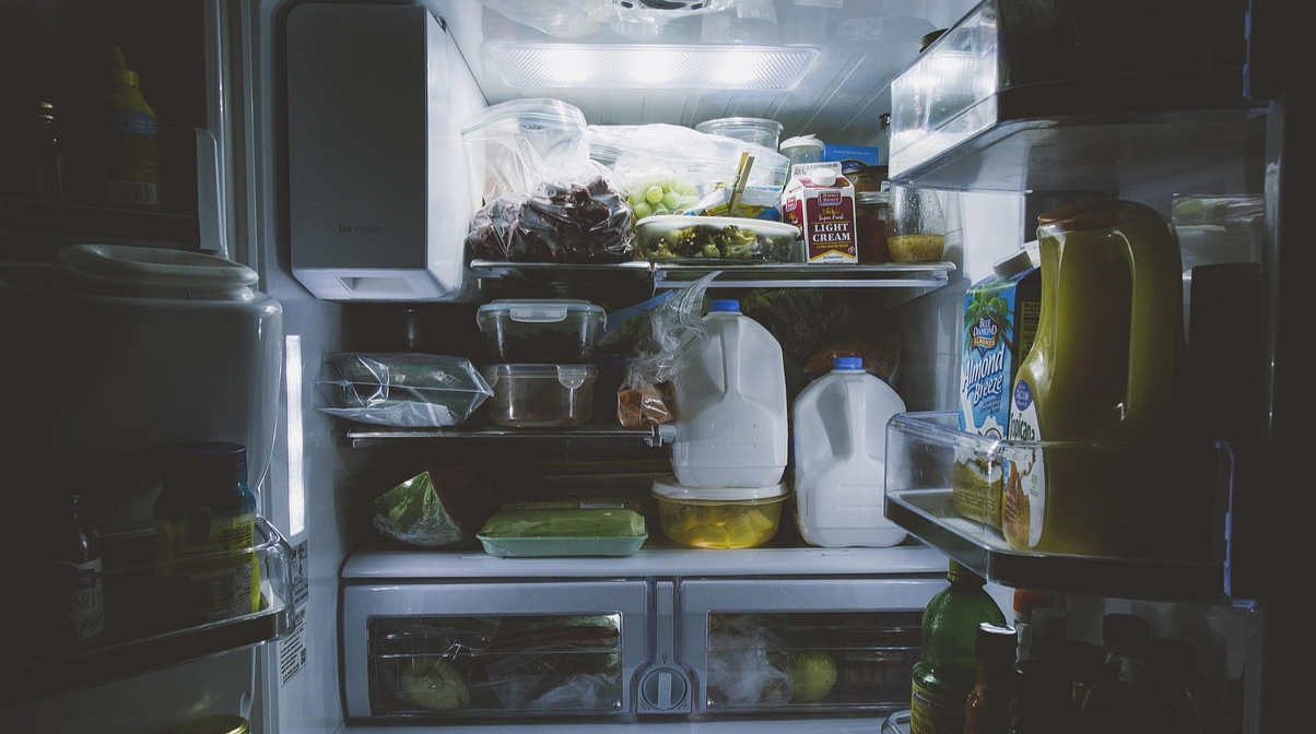 Як зберегти холодильник під час відключень світла: прості способи, які допоможуть уникнути