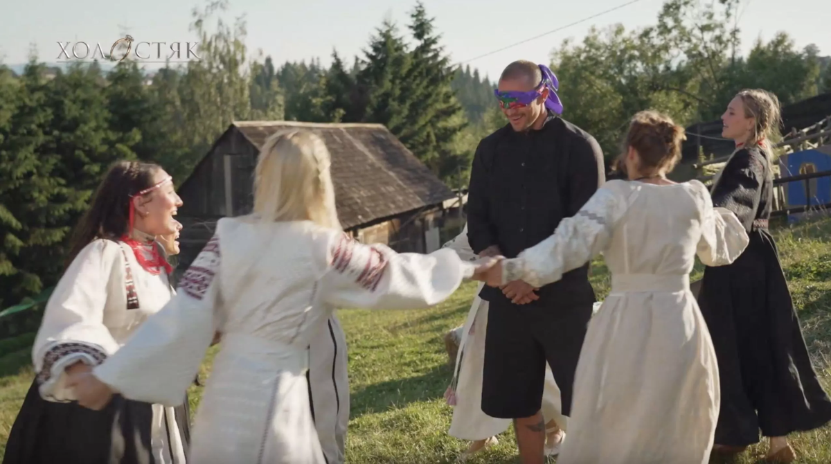 Глядачі “Холостяка-14” помітили епічний момент на фоні: чоловік тікав від баранів