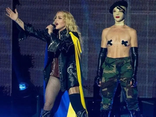 Мадонна з українським прапором - фото 577335