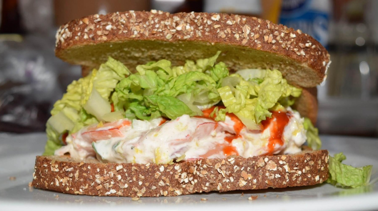 Гарячі бутерброди на швидку руку: як приготувати ситний перекус із крабовою начинкою