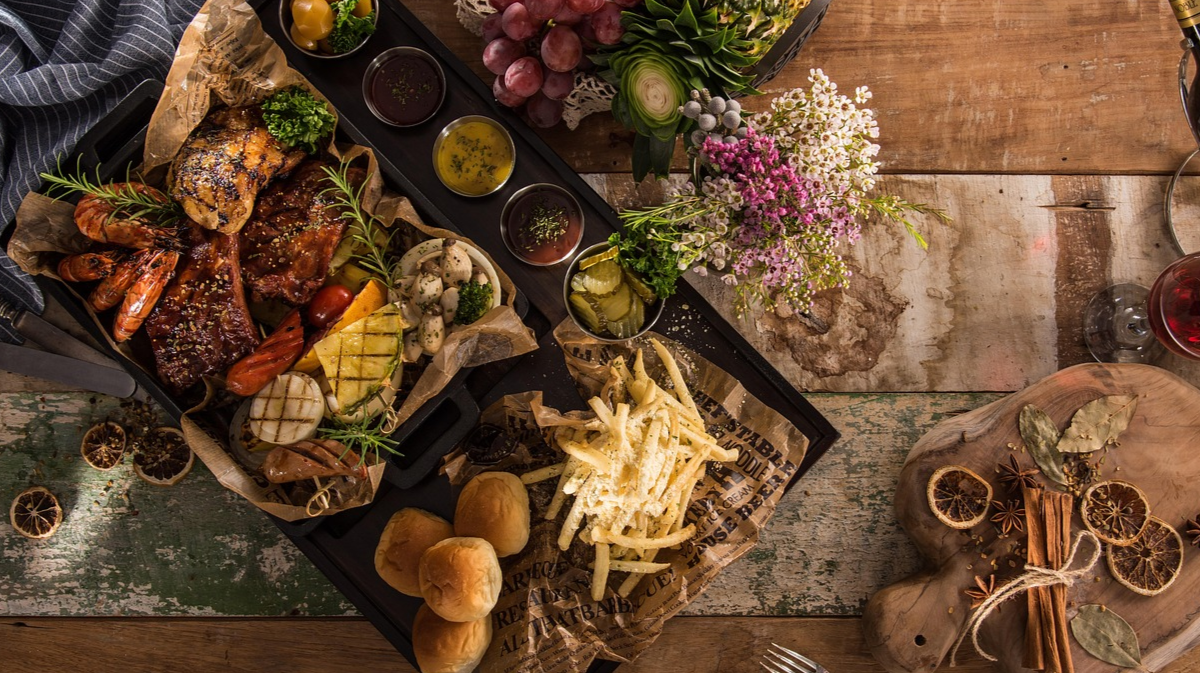 Страви, які не варто подавати на Новий рік 2026: що може розлютити Вогняного Коня