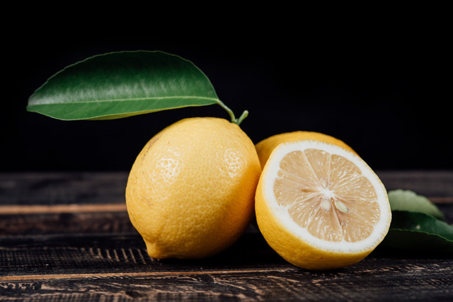 Дорога хімія з магазину не знадобиться: киньте у пралку цей фрукт і ви будете у захваті - фото 577746