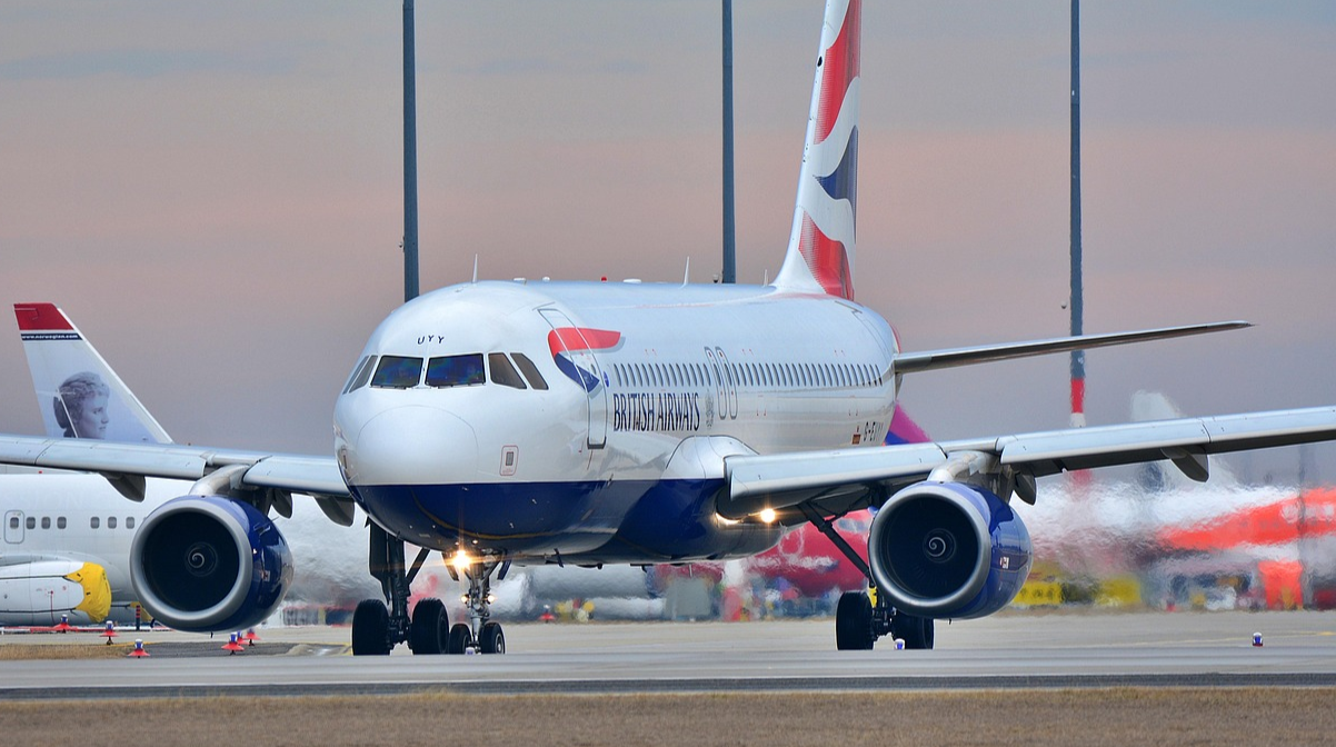 Не пустять на рейс: яку косметику не можна брати в літак і як не зіпсувати собі подорож