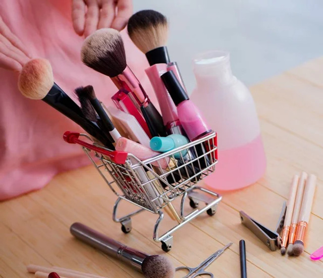 Не пустять на рейс: яку косметику не можна брати в літак і як не зіпсувати собі подорож - фото 577766