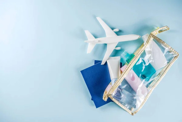 Не пустять на рейс: яку косметику не можна брати в літак і як не зіпсувати собі подорож - фото 577767