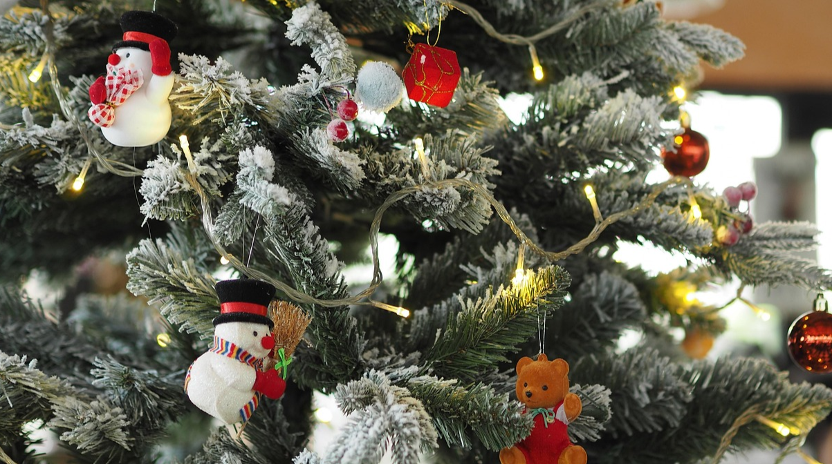 Не ставте ялинку біля батареї: найпоширеніші помилки, через які дерево швидко всихає