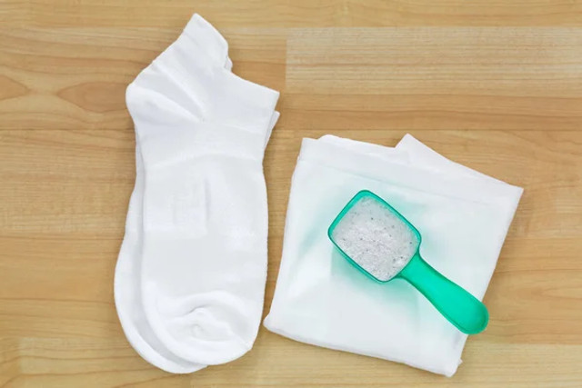 Як повернути білосніжний вигляд носкам: простий спосіб з тим, що є вдома - фото 578043