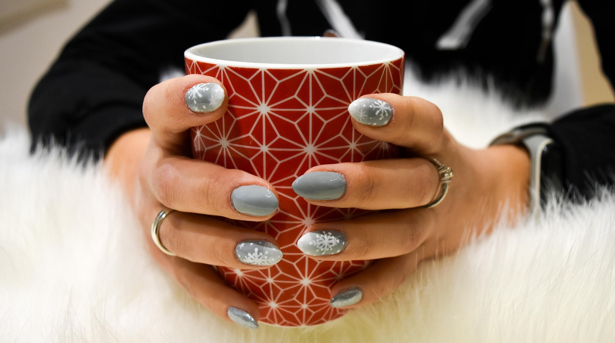 Новорічний манікюр 2026: ідеї, які сяятимуть на коротких і довгих нігтях