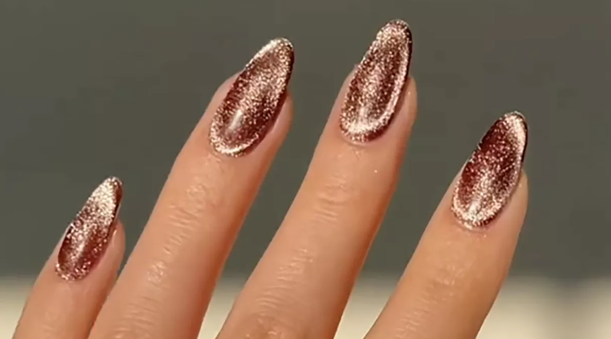 Хромований манікюр відходить у минуле: який вигляд має новий оксамитово-скляний тренд