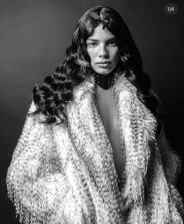 Мішель Андраде запалила зимовий настрій новою чорно-білою фотосесією - фото 578340