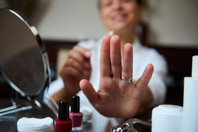 Як зробити популярні техніки манікюру вдома: поради, інструменти й покрокова інструкція - фото 578454