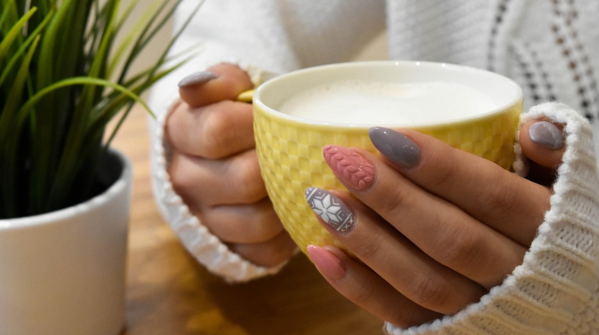 Різдвяний френч повертається: 7 святкових ідей манікюру, які створять магію на нігтях