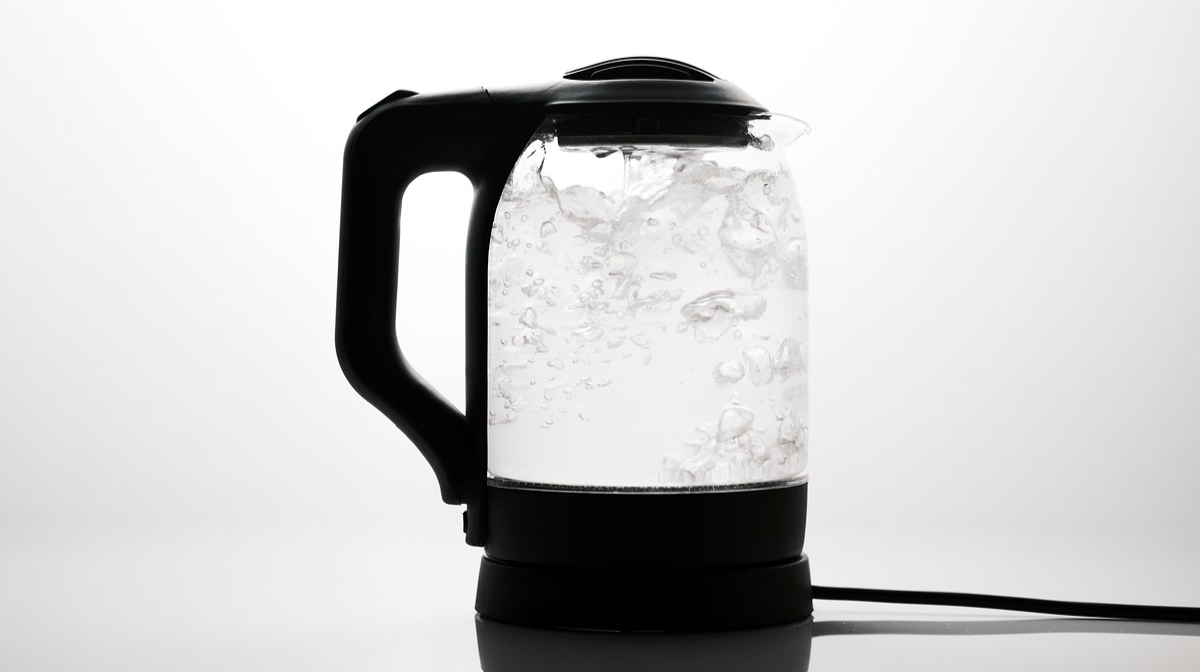 Чайник знову як новий: як легко і швидко очистити його від накипу в домашніх умовах